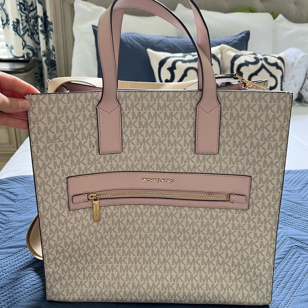 Michael Kors Kenly Large Tape Logo bag